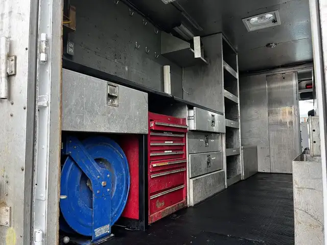 2005 Morgan Olson Workhorse 14 Foot Step Van with Shelving in Heavy Trucks in City of Montréal - Image 23