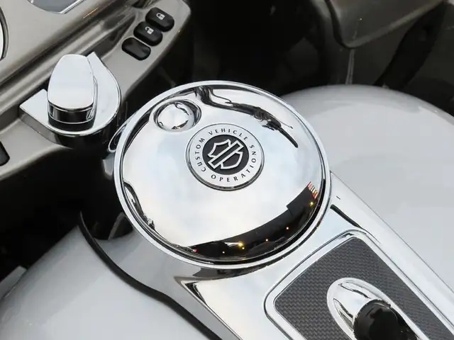 2016 Harley-Davidson FLTRUSE - CVO Road Glide Ultra in Sport Touring in Cambridge - Image 18