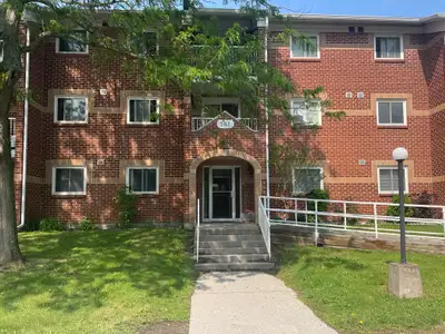 Updated 2 bed condo in central location- 316-561 Armstrong Rd