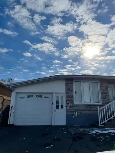 A Beautiful bungalow for rent (Only upper level) $2500 all utilities included AVAILABLE APRIL 2025 P...