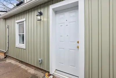 2 Bed / 1 Bath Rental Unit in St. Catharines - Utilities & Parking Included - $1,549/month Welcome t...
