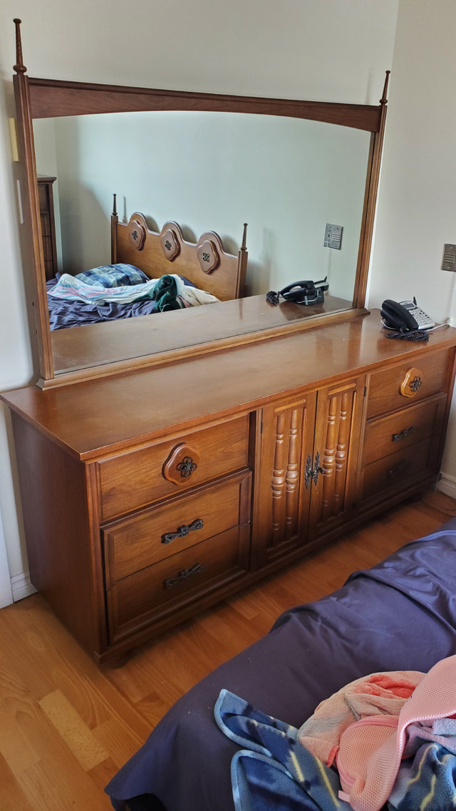 Ensemble de chambre en bois de marque Viscol dans Commodes et armoires  à Ville de Montréal