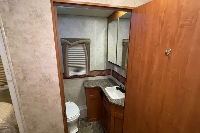 2010 Jayco Greyhawk 31GS - Pre-Owned Class C Motorhome in RVs & Motorhomes in Red Deer - Image 25