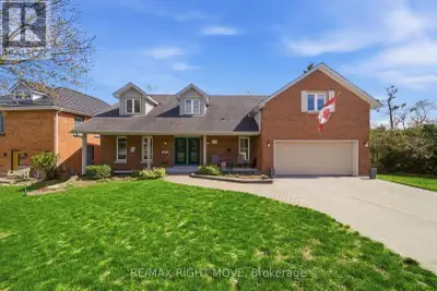 Welcome to this spacious family home in one of Orillia's most convenient North Ward neighbourhoods....