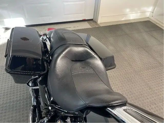 2009 Harley-Davidson Street Glide CANADIAN HARLEY/LOW KM/SERVICE in Sport Touring in North Bay - Image 14