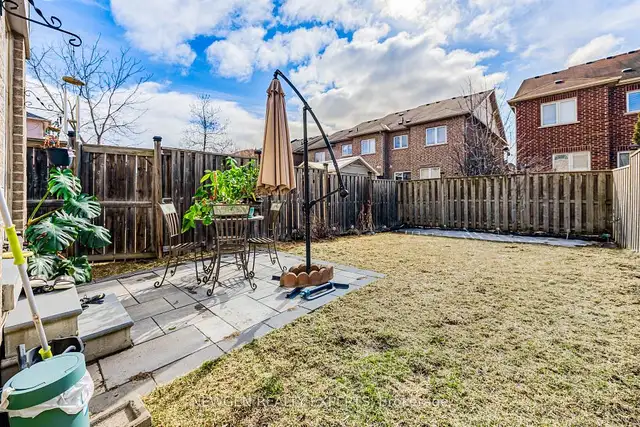 Beautiful Townhouse with Finished Basement! in Houses for Sale in Oshawa / Durham Region - Image 4