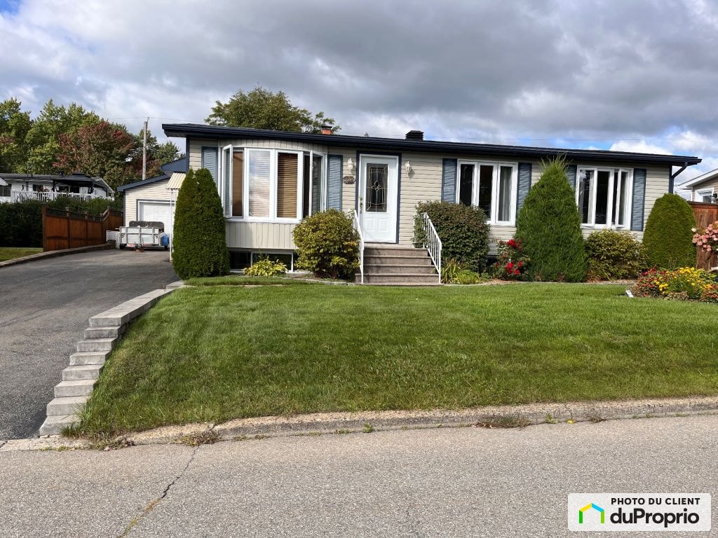 $498,500 - Bungalow for sale in Granby — photo 1