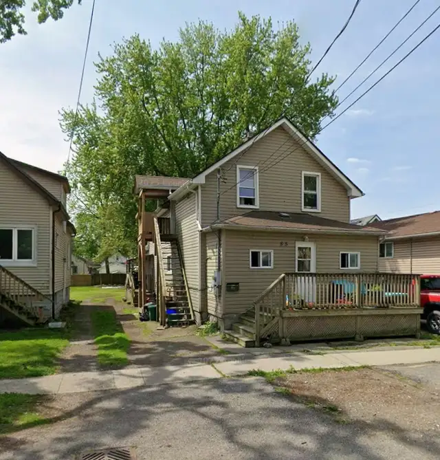 One bed unit at 85 St Arnaud Port Colborne. $1200 all inclusive!