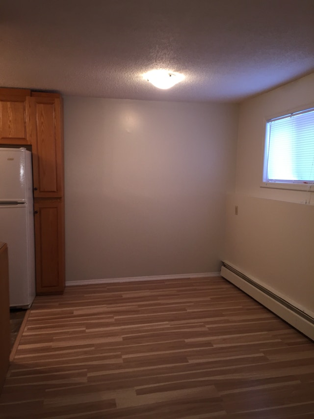 ADORABLE 2 Bed 1 Bath Apartment For Rent in SYLVAN LAKE! Long Term