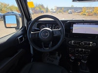 This Jeep Gladiator has a dependable Regular Unleaded V-6 3.6 L/220 engine powering this Automatic t... (image 9)
