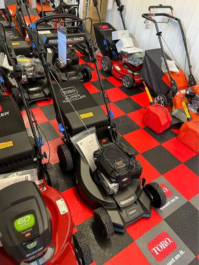 Toro 21" SuperRecycler®w/Personal Pace®&SmartStow® (21565) Mower in Lawnmowers & Leaf Blowers in Belleville - Image 4