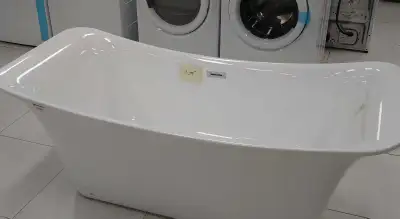 NEW 6 foot Freestanding White Soaker Bathtub Relax and enjoy this 6' Soaker Tub for some quality tim...