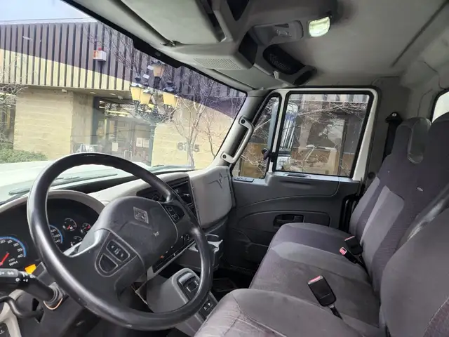 2015 International 7500 25.5' Curtain Side, Allison Auto, Tandem in Heavy Trucks in Calgary - Image 9