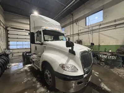 Stock #: V404052 Tandem Axle Day Cab Tractor, Cummins X15 engine (450/450) HP, Eaton Endurant transm...