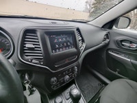 This Jeep Cherokee Sport 4x4 delivers a Regular Unleaded I-4 2.4 L/144 engine powering this Automati... (image 9)