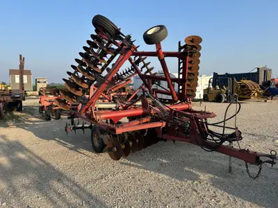 Welcome to Jeff Vanleer Farm Equipment 24 ft white 271 offset disc. Rockflex. Dual axles. 18" discs...