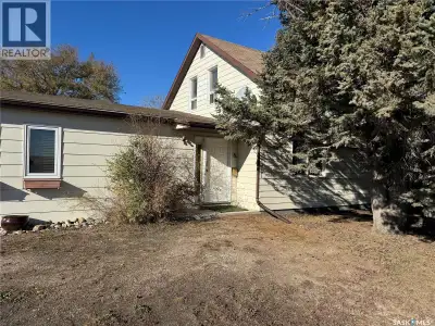 Country Comfort in the RM of LeRoy! Enjoy peaceful prairie living just minutes from the city! This i...