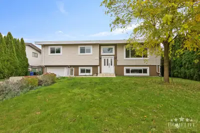 Rare 2 Bedroom Suite in Great Sardis Location! Roomy and Cozy! Gorgeous mountain views, Parking avai...