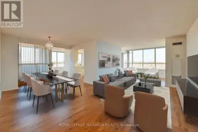 This Spectacular Corner Unit Has Views Of Green Space And The Observatory. This 1510 Square Feet Of...