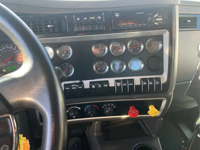 2016 Kenworth T800 in Heavy Trucks in Calgary - Image 15