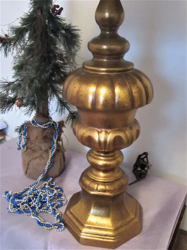 VINTAGE TALL DECORATIVE TABLE LAMP, VICTORIAN STYLE GILT BASE in Indoor Lighting & Fans in City of Montréal - Image 5