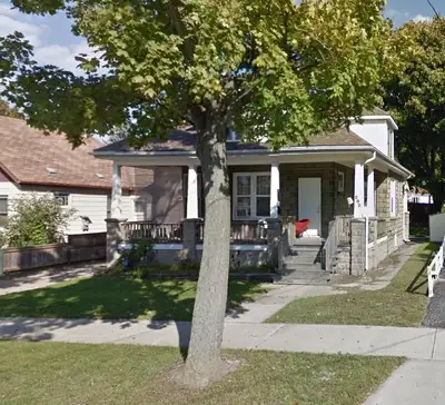 Excellent MAIN FLOOR 3 BD APARTMENT  $1900 inclusive!!!!