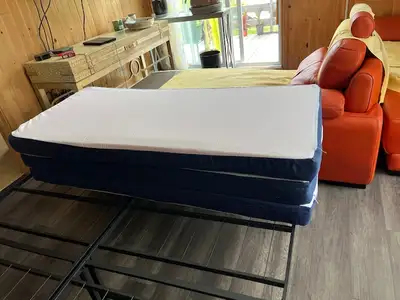 2 lits pliants simple avec matelas double et sac de transport. 1 lit : 30'' X 80'' et 14'' de H. Mat...