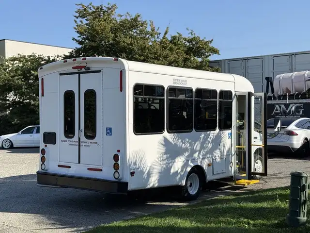 2016 Ford E-350 Econoline Super Duty 8 Passenger Wheelchair Acce in Heavy Trucks in City of Montréal - Image 12