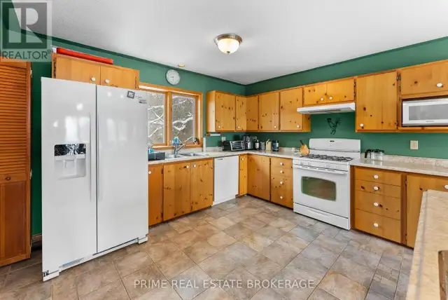 9856 HURON PLACE Lambton Shores (Grand Bend), Ontario in Houses for Sale in Grand Bend - Image 16