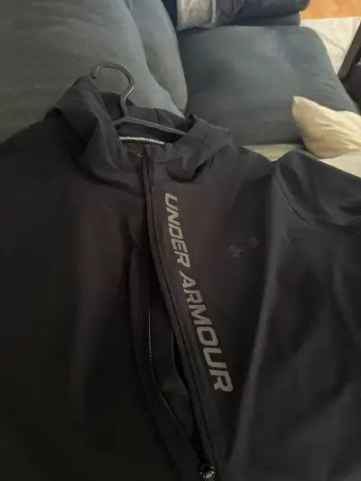 Manteau under armour comme neuf utilisé 3fois max c’était pour manteau propre pour soirée resto