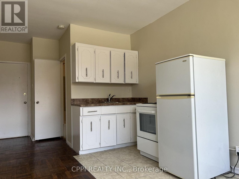 210 - 6 HILL HEIGHTS ROAD Toronto (Stonegate-Queensway), Ontario 2