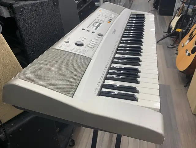 Yamaha PSR-E313 Electric Keyboard in Pianos & Keyboards in City of Toronto - Image 3