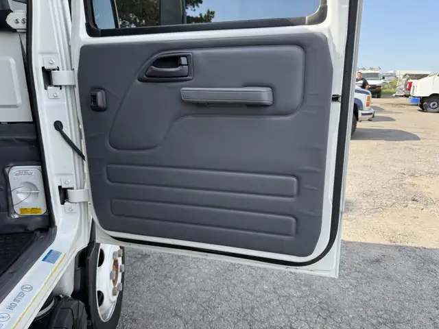 2022 Isuzu NRR CREW CAB | 16' BOX | LIFTGATE | DIESEL | 19500 GV in Cars & Trucks in Mississauga / Peel Region - Image 21