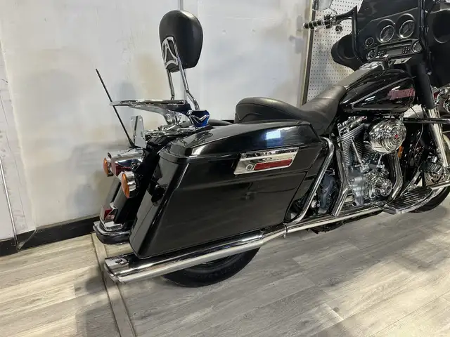 2007 Harley-Davidson Touring ELECTRA GLIDE CLASSIC in Street, Cruisers & Choppers in London - Image 13