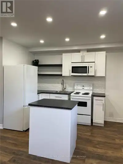 4 - 233 LAKESHORE ROAD E Mississauga (Port Credit), Ontario