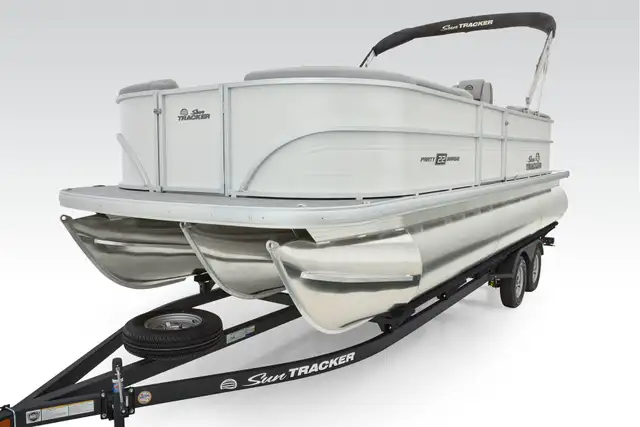 2026 Sun Tracker Party Barge 22 XP3 TRITOON pontoon boat in Powerboats & Motorboats in Vernon - Image 5