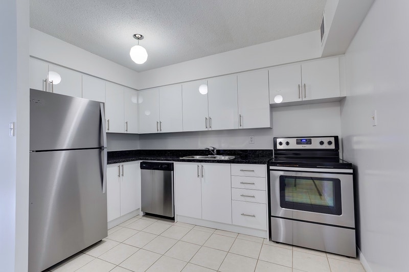 NEWLY RENOVATED 2 BEDROOM 1100 SQUARE FEET IN DUNDAS! Long Term