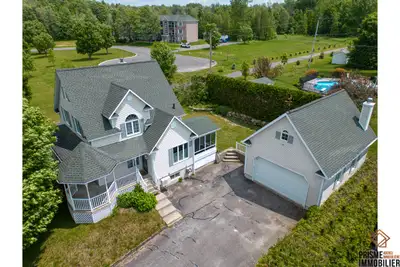 Cottage chaleureux à Valcourt – garage double et solarium 3 saisons! Découvrez ce superbe cottage de...