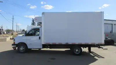 2018 CHEVY EXPRESS 4500 14FT REEFER CUBE VAN Amvic Licenced... - 14 FT CUBE VAN WITH REEFER - GAS -...