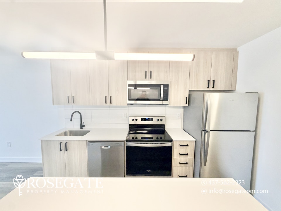 Modern Apartment with Private Balcony & In-Unit Laundry – Pet Fr 4