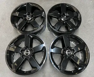 Genuine and mint set of original Audi Q5 wheels in gloss black finish. 19x8 Offset: 39 Bolt pattern:...