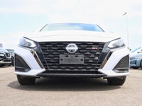 Sunroof, Aluminum Wheels, Navigation, Climate Control, Heated Seats! Apple car play A long list of a... (image 1)