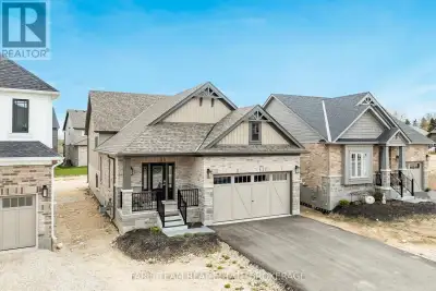 Top 5 Reasons You Will Love This Home: 1) Beautifully designed three bedroom backsplit featuring soa...