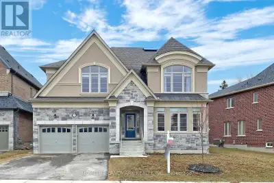 This Stunning Beautiful Family Home Locate In The Heart Of Newmarket ,Mins To Upper Canada Mall, Go...