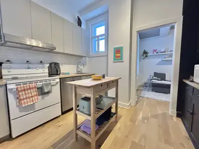 Superbe 3 et demi rénové et tout inclus dans un nouveau projet locatif situé au cœur du quartier Mon...