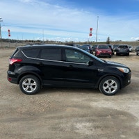 REDUCED!!! BACKUP CAMERA, HEATED SEATS!!! 2015 Ford Escape SE FWD Clean with features including. Bac... (image 1)