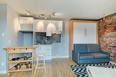 Appartement à aire ouverte entièrement meublé, situé au coeur du Vieux-Québec, au coin de la rue Ste...