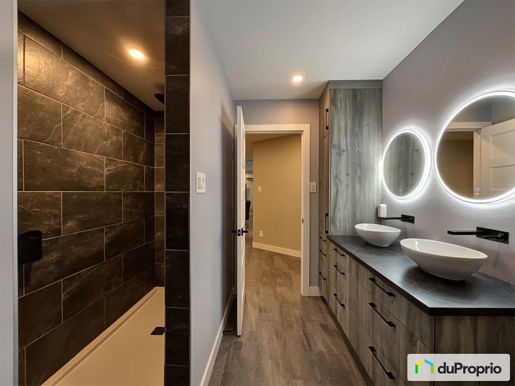 $783,000 - Bungalow for sale in Eastman — photo 1