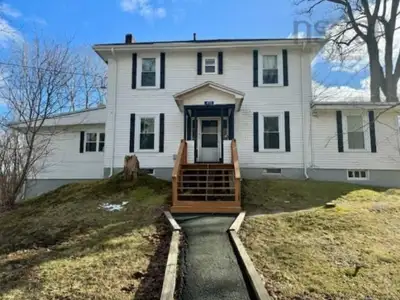 Huge main floor flat only minutes from the Halifax Rotary, 5 minutes to downtown and walking distanc...
