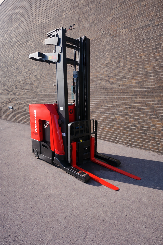 2016 RAYMOND REACH FORKLIFT 3500LB CAP CERTIFIED WITH CHARGER in Heavy Equipment in Mississauga / Peel Region - Image 7